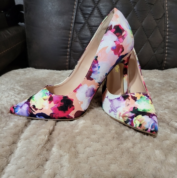 Flowered Dream Pairs Heels, Size 7 - Picture 1 of 5
